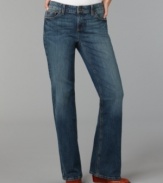 Tommy Hilfiger offers a classic pair of jeans in a refreshingly relaxed cut with this pair. A medium wash and bootcut leg makes them a great match with anything from tees to sweaters!