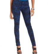 With an on-trend lace print and blue wash, these Joe's Jeans skinny jeans are a must-have for the season!