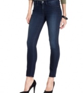 With a dark wash and a mid rise, these GUESS petite skinny jeans are ultra figure flattering for a sleek & chic look!