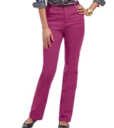 These Charter Club jeans feature an of-the-moment colored wash and slimming tummy panel for a flattering fit! Pair it with a printed shirt for an unexpected take on tailored dressing.