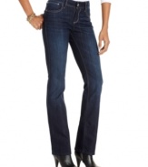 Modernize your denim look in these straight-leg jeans from Lee Platinum, complete with a figure-flattering fit and dark blue wash.
