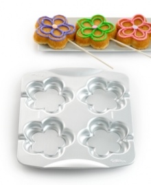 Make the party pop! Delight guests with these blossom-shaped cookie pops, a brilliant blend of flavor & fun. Simply press dough into the durable, nonstick aluminum pan, insert the cookie stick, bake and decorate!