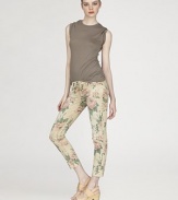 Pretty florals lend a touch of romance to this skinny-fit silhouette, cropped just above the ankle.THE FITFitted through hips and thighsRise, about 8Inseam, about 27½THE DETAILSZip flyFive-pocket style98% cotton/2% elastaneHand washMade in USA of imported fabricModel shown is 5'10 (177cm) wearing US size 4.